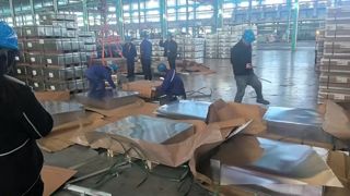 Tinplate sheets are on inspection